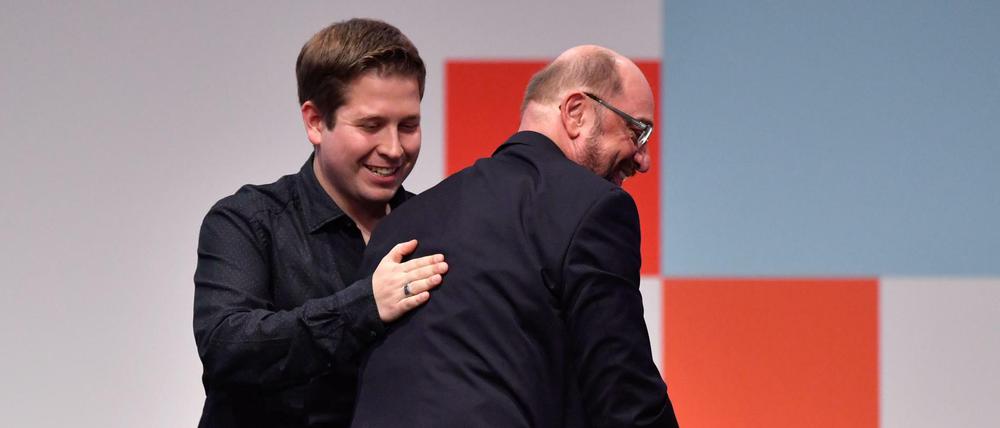 Zwei Generationen: Juso-Chef Kevin Kuehnert (links) und Parteichef Martin Schulz beim SPD-Parteitag