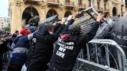 Mit Gewalt versuchen Demonstranten, Absperrungen zum Regierungsviertel zu überwinden.