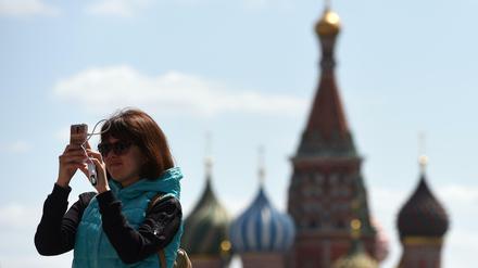 Eine Touristin auf dem Roten Platz in Moskau. Aus Deutschland kamen 2015 deutlich weniger Jugendliche nach Russland als in den Vorjahren. 