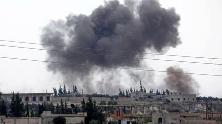 Rauchwolken über Al Habit, einem Ort in der Provinz Idlib.