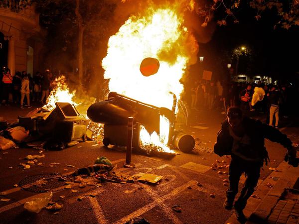 Demonstranten verbrennen Barrikaden in Barcelona.