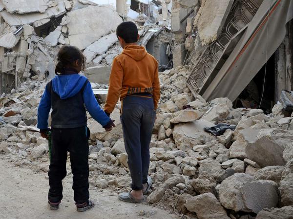 Zwei syrische Kinder vor Trümmern nach der Rückeroberung der Stadt Al Bab durch von der Türkei unterstützte Rebellen.