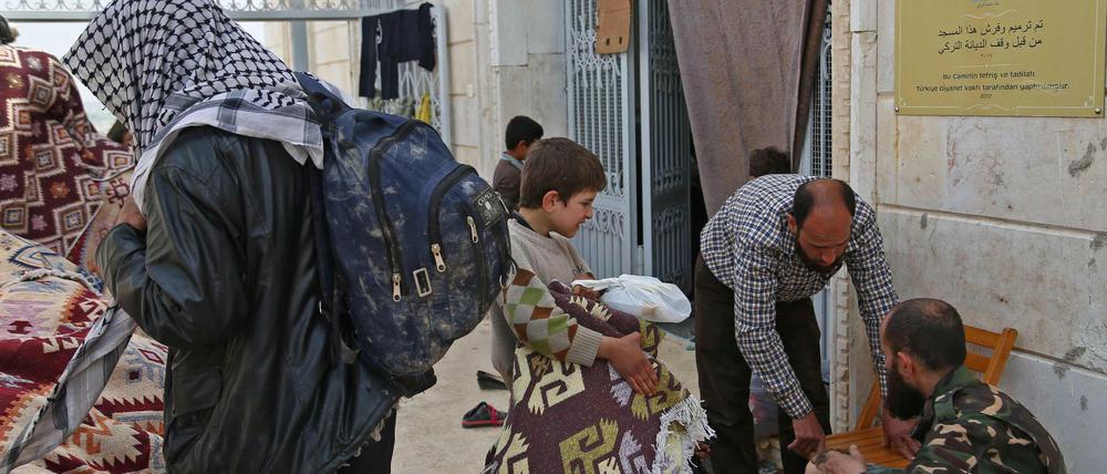 Syrer werden aus Duma evakuiert.
