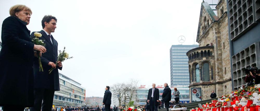 Kanzlerin Merkel und Kanadas Premier Trudeau gedenken der Opfer des Anschlags auf den Berliner Weihnachtsmarkt.