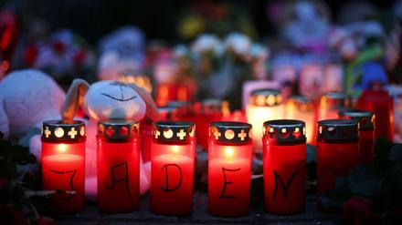 Kerzen stehen in Herne vor dem Wohnhaus des ermordeten neunjährigen Jungen Jaden. 