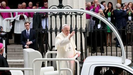 Der Papst kam am Samstag in Irland an.