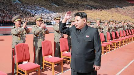 Der nordkoreanische Führer Kim Jong-un vor seinen Soldaten.