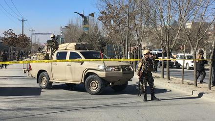 Afghanische Sicherheitskräfte in der Nähe des Anschlagsortes in Kabul. 