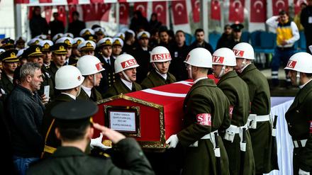 Letztes Geleit. Türkische Soldaten ehren einen Gefallenen. 