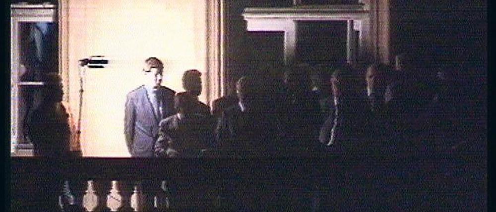 "Wir sind heute zu Ihnen gekommen..." - der Rest ist Jubel. Hans-Dietrich Genscher und sein Auftritt auf dem Balkon der Prager Botschaft am 30. September 1989 ist ein Gänsehaut-Moment der deutschen Geschichte.