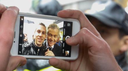 Ein junger Mann nimmt ein Selfie mit dem Rechtspopulisten Geert Wilders auf.