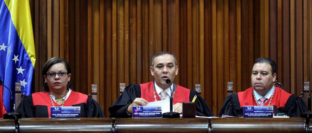 Venezuelas Oberster Gerichtshof hat dem von der Opposition dominierten Parlament die Kompetenzen entzogen.