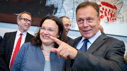 Alt und neu: Der bisherige SPD-Fraktionsvorsitzende Thomas Oppermann mit seiner designierten Nachfolgerin Andrea Nahles.