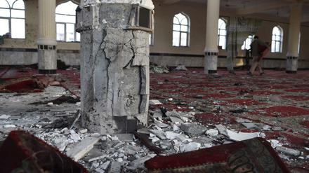Trümmer und Glasscherben bedecken den Boden der Moschee in Kabul. 