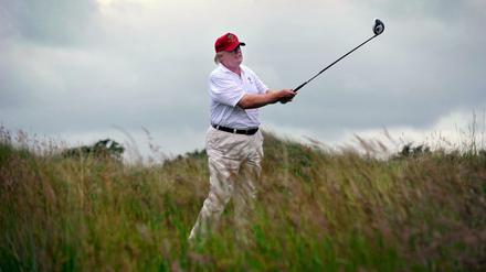 US-Präsident Donald Trump beim Golfspiel (Archivfoto).