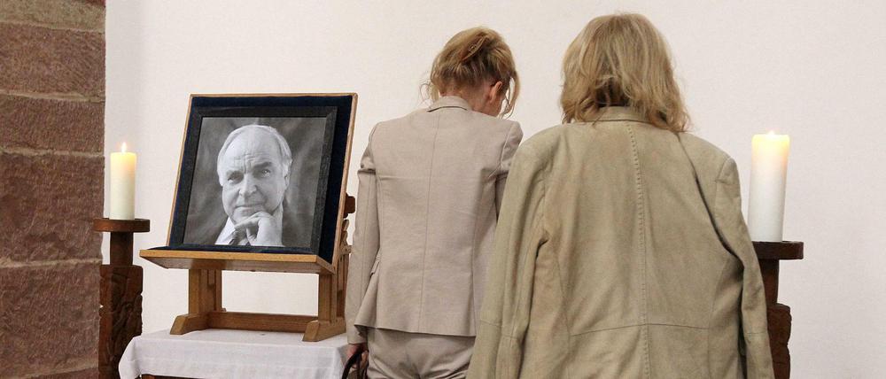 Ein Kondolenzbuch für Helmut Kohl im Dom zu Speyer 