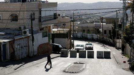 Nach dem Anschlag mit vier Todesopfern in Jerusalem hat die israelische Polizei Sonntagnacht Razzien im Ostjerusalemer Stadtteil Jabal Mukaber durchgeführt.