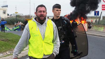Die Polizei löst eine Blockade vor einem Treibstofflager im südfranzösischen Département Aude auf.