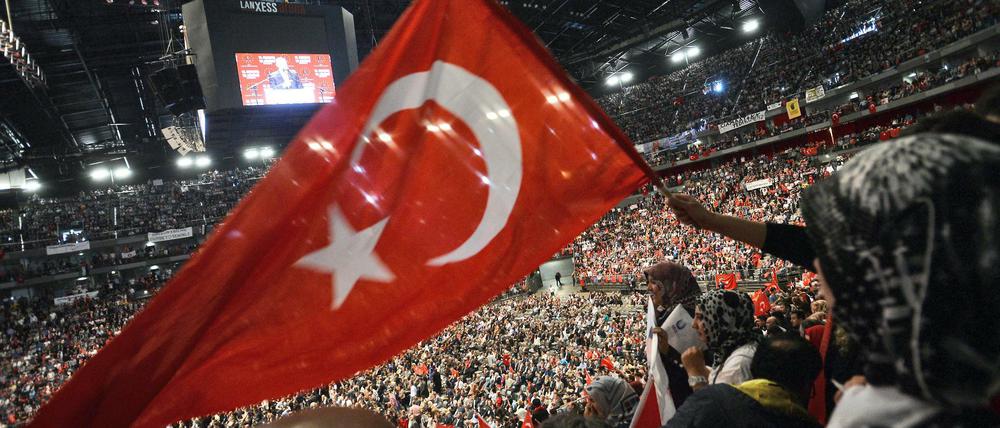 Fahnen der Türkei werden geschwenkt bei Erdogans Auftritt im Mai 2014 in Köln.