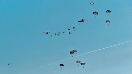 Mehr als 1000 Fallschirmspringer übten in der vergangenen Woche auf dem oberpfälzischen Truppenübungsplatz in Hohenfels. 