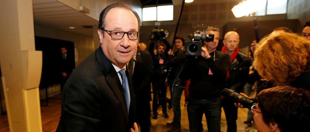 Der Französische Staatspräsident Francois Hollande in einem Wahllokal in Paris am Sonntagvormittag. 