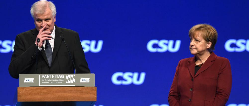 Einen gemeinsamen Auftritt von Seehofer und Merkel wie 2015 wird es diesmal nicht geben – die Kanzlerin hat ihre Teilnahme am CSU-Parteitag dieses Jahr abgesagt.