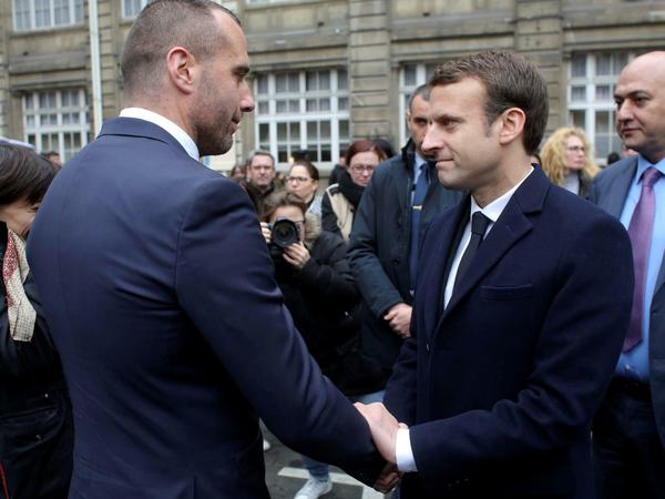 Emmanuel Macron sprach mit dem Partner des getöteten Polizisten. 