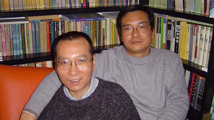 Liu Xiaobo (links) und sein Bruder auf einem privaten Foto von 2005