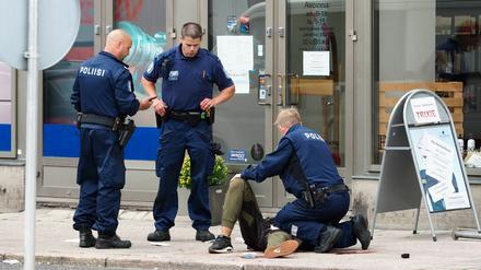 Polizisten schossen dem Attentäter in Turku ins Bein.