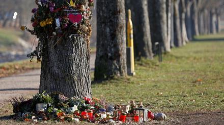 Mit Blumen und Kerzen am Tatort wird in Freiburg der ermordeten Studentin Maria L. gedacht.