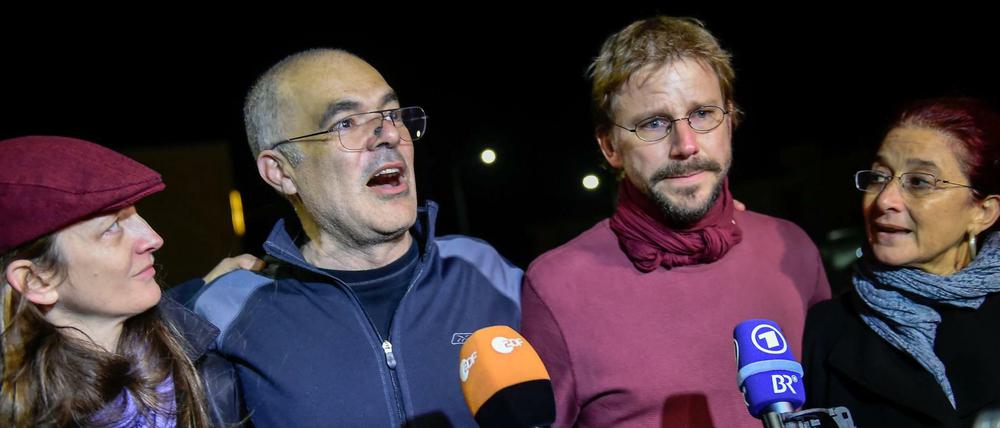 Peter Steudtner (zweiter von rechts) und sein schwedischer Mitstreiter Ali Gharavi nach ihrer Freilassung.