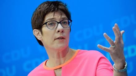 Annegret Kramp-Karrenbauer (CDU) schreibt, die AfD trage den Antisemitismus in die Parlamente.