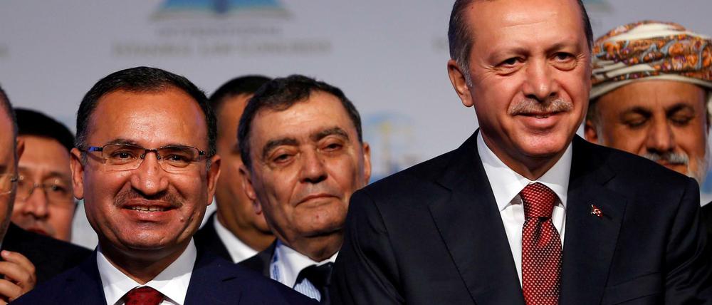 Hand in Hand. Der türkische Justizminister Bozdag (links) und Staatspräsident Erdogan.