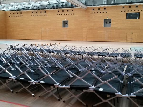 Feldbetten stehen im Horst-Korber-Sportzentrum bereit - auf ihnen sollen die Flüchtlinge schlafen.