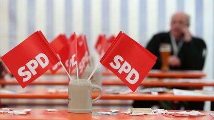Flaggen mit dem SPD-Logo am politischen Aschermittwoch in Vilshofen. 