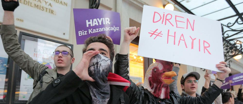 Gegner der Verfassungsreform demonstrieren am Ostermontag in Istanbul.