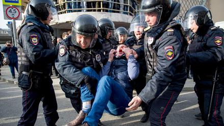 Polizisten nehmen im Zentrum von Moskau einen Demonstranten fest. 