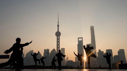 Der Finanzdistrikt von Shanghai während des Sonnenaufgangs. 