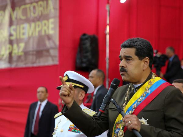Präsident Nicolas Maduro klammert sich an die Macht.