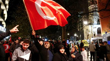 Türken auf den Kurfürstendamm in Berlin nach Bekanntgabe der vorläufigen Ergebnisse des türkischen Verfassungsreferendums. 