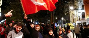 Türken auf den Kurfürstendamm in Berlin nach Bekanntgabe der vorläufigen Ergebnisse des türkischen Verfassungsreferendums. 