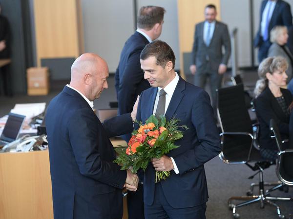 Thüringens CDU-Chef Mohring gratuliert dem Ministerpräsidenten Kemmerich (FDP) zur Wahl.