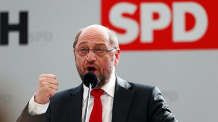 SPD-Kanzlerkandidat Martin Schulz - hier beim Politischen Aschermittwoch in Vilshofen - ist konkrete Antworten auf manch drängende Fragen noch schuldig geblieben. 
