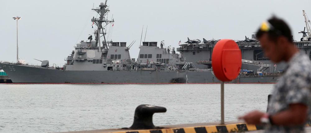 Das verunglückte US-Kriegsschiff liegt vor Singapur. 