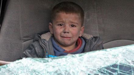 Ein Junge weint nachdem er ein Bombenangriff miterlebt hat.