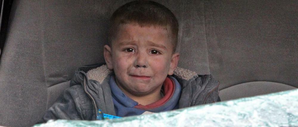 Ein Junge weint nachdem er ein Bombenangriff miterlebt hat.