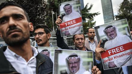 Demonstranten halten vor dem saudiarabischen Konsulat in Istanbul Bilder des verschwundenen Dschemal Kaschoggi hoch. 