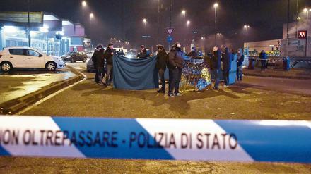 Auf dem Bahnhofsvorplatz von Sesto San Giovanni bei Mailand wird der Attentäter in der Nacht zum Freitag tot geborgen. 
