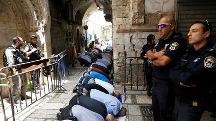 Beten als Protest. Muslime kommen ihren religiösen Pflichten weiterhin außerhalb des Tempelbergs nach.