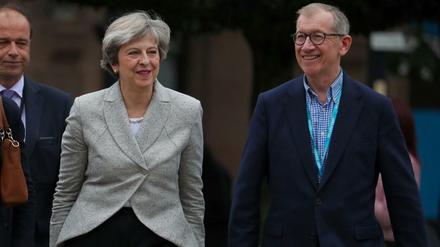 Die britische Premierministerin Theresa May und ihr Mann Philip (r.) beim Tory-Parteitag in Manchester.